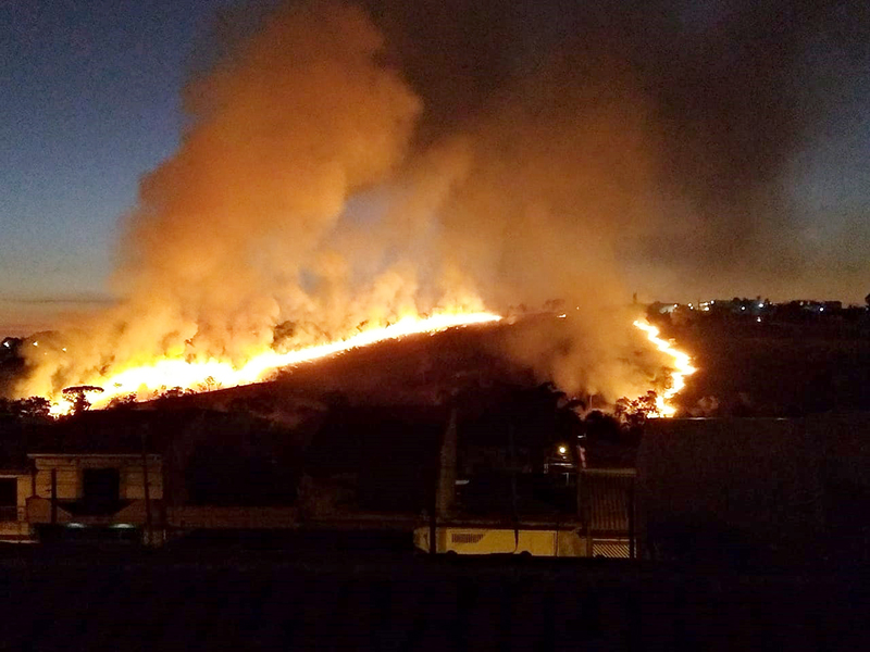 Incêndio destrói quase 300 hectares em Porto Seguro, Bahia.